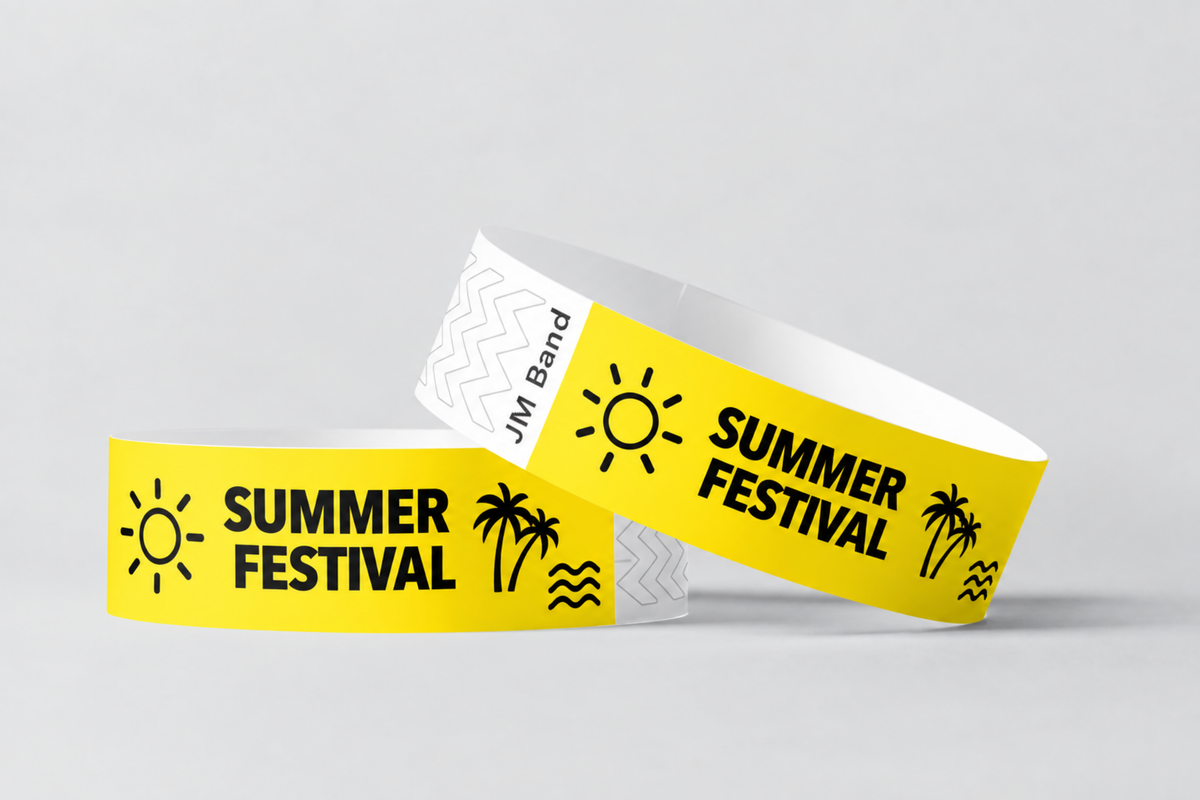 Dvije žute papirnate narukvice s otiskom ljetnog festivala