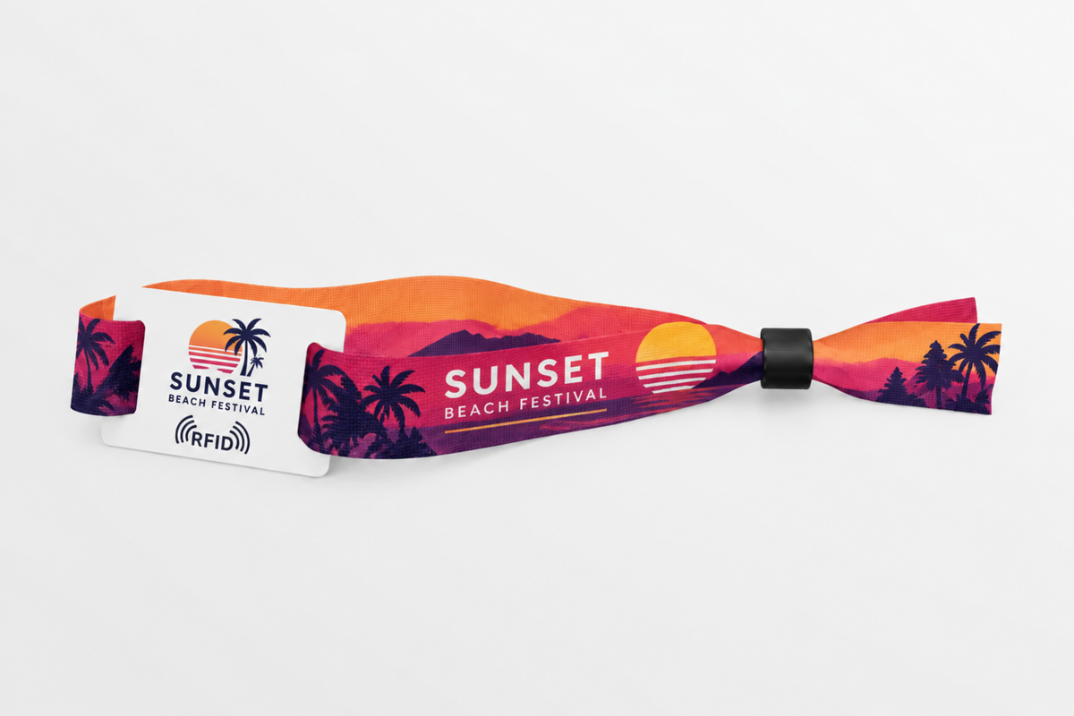 RFID platnena narukvica od rPET-a s narančastim otiskom festivala na plaži u sumrak