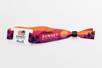RFID platnena narukvica od rPET-a s narančastim otiskom festivala na plaži u sumrak